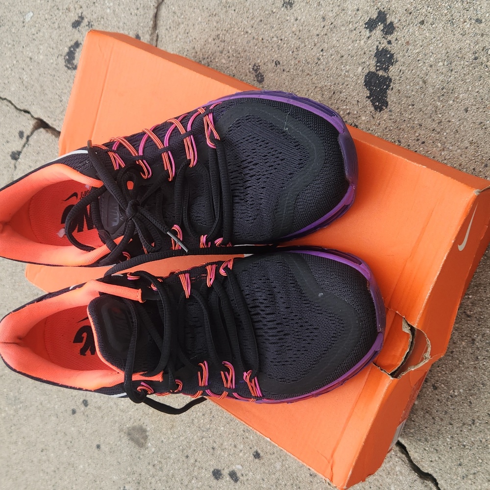 Nike Black and Pink Athletic Shoes Modern Performance - Picture 2 of 3